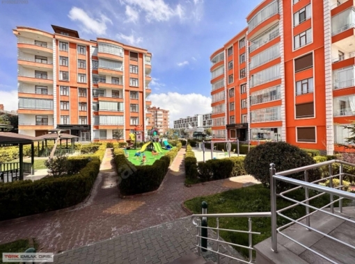 SELÇUKLU BİNEVLER SİTESİNDE SATILIK 3+1 ARAKAT GENİŞ DAİRE